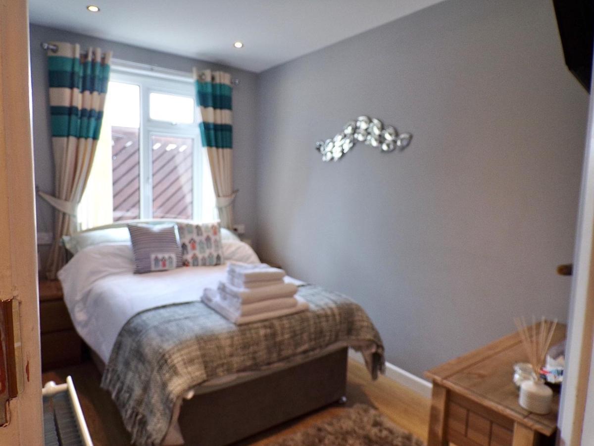Coast 77 B&B Poole Extérieur photo